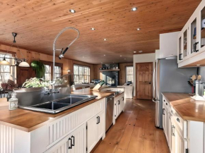 Charming Bromont Chalet, Near Ski Slopes, Trails & Balnéa Spa